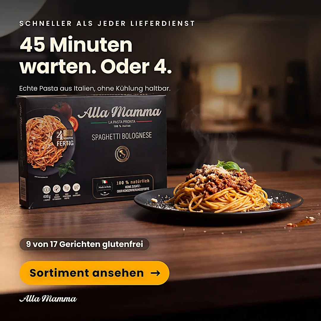 Anzeige für Alla Mamma: Packung Spaghetti Bolognese neben dampfendem Teller — „45 Minuten warten. Oder 4.“ Echte Pasta aus Italien, ohne Kühlung haltbar.