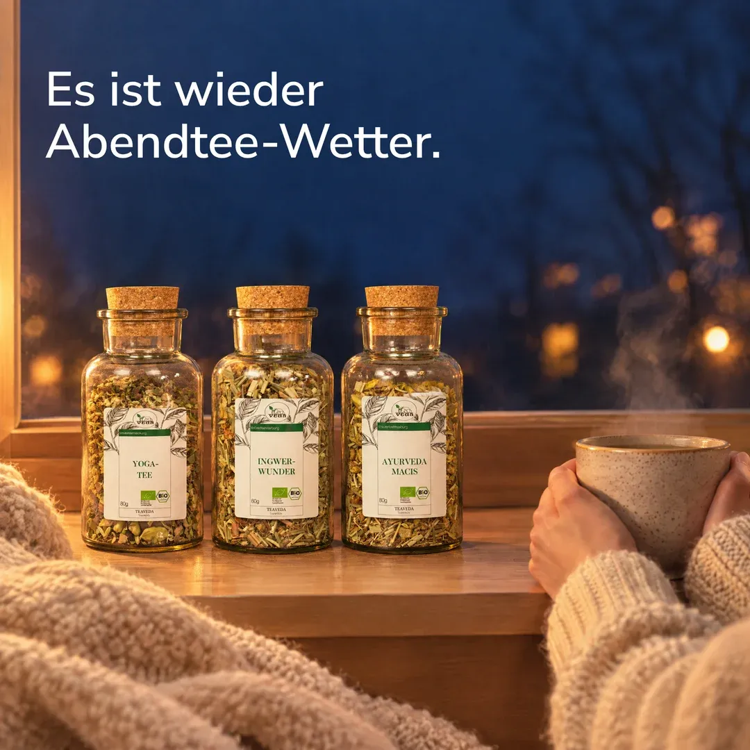 Anzeige für Teaveda: Drei Gläser Abendmoment-Tee am Fenster, draußen Abenddämmerung — „Es ist wieder Abendtee-Wetter.“