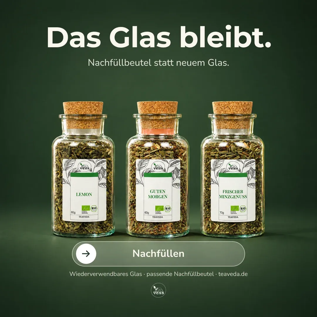 Anzeige für Teaveda: Drei Teegläser vor dunkelgrünem Hintergrund — „Das Glas bleibt.“ Nachfüllbeutel statt neuem Glas.