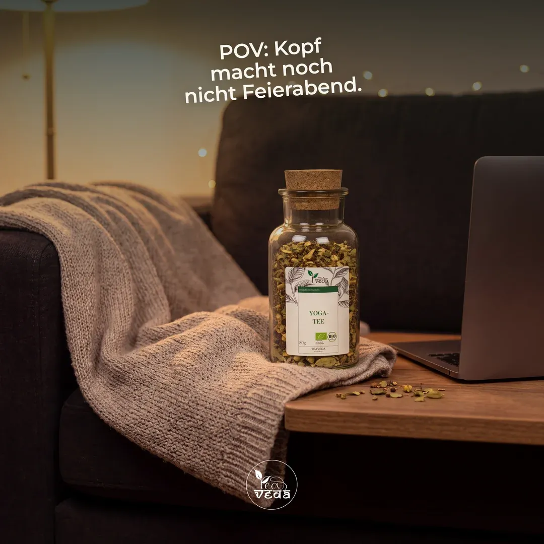 Anzeige für Teaveda: Teeglas auf dem Sofa neben Laptop und Decke — „POV: Kopf macht noch nicht Feierabend.“