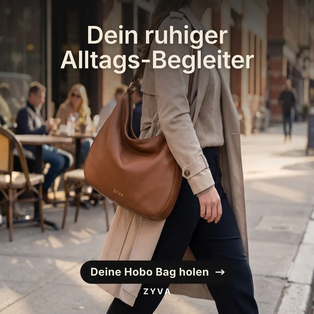 Anzeige für ZYVA: Frau mit brauner Hobo Bag auf der Straße vor einem Café — „Dein ruhiger Alltags-Begleiter.“
